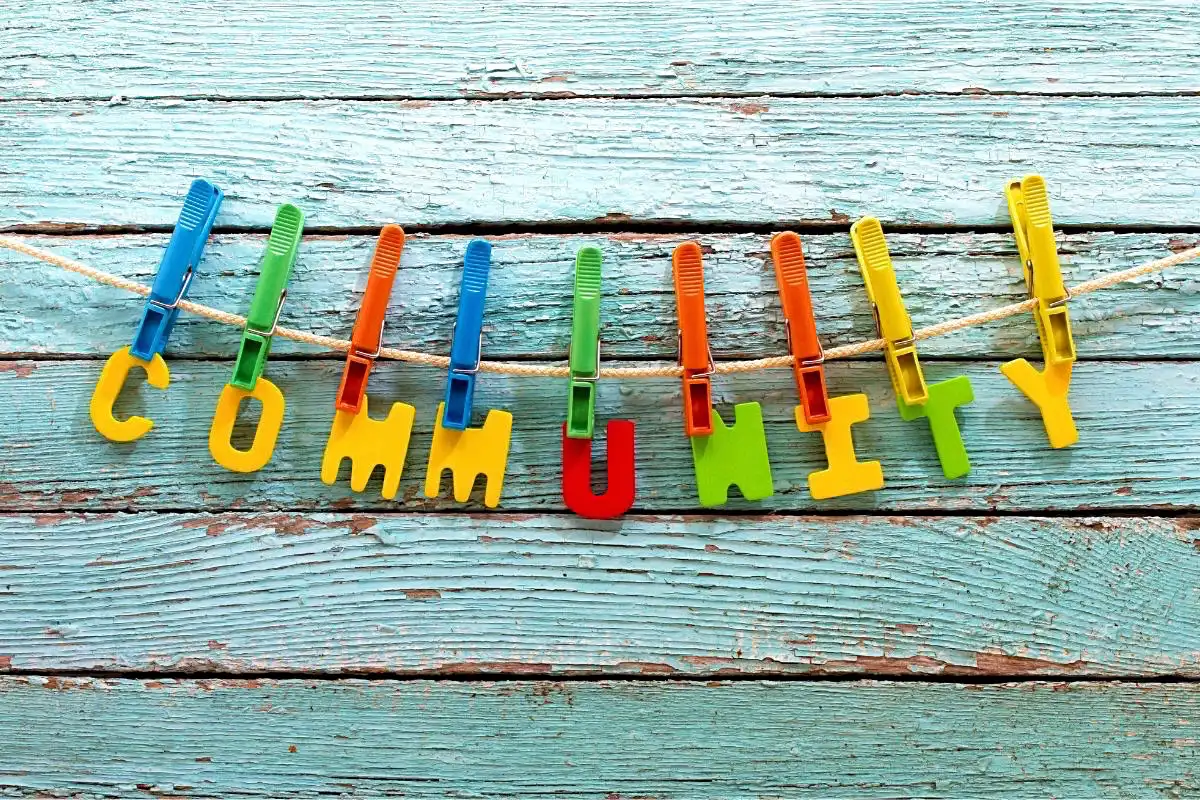 Letters on a washing line held by pegs spelling the word: "community" - Happy Mind Training Blog | Why People Thrive in Coworking Spaces
