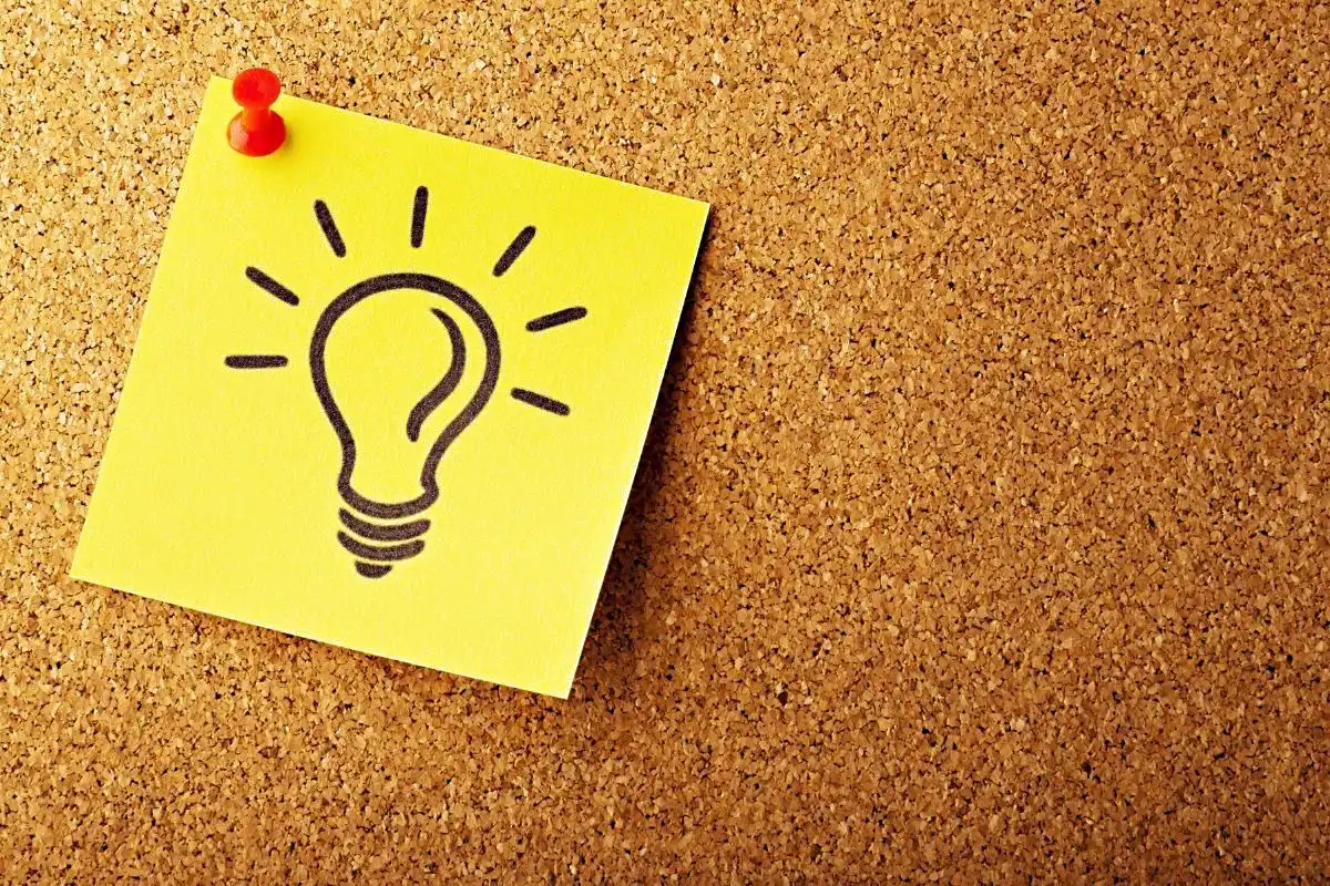 Sticky note with a lightbulb drawn on it - Happy Mind Training Blog | How to Start Journaling